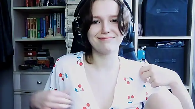 Snapshot of Diana-back chatting on 7, 10, 2025 Diana-back online show from 7, 10, 2025
