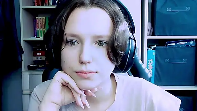 Snapshot of Diana-back chatting on 8, 10, 2025 Diana-back online show from 8, 10, 2025