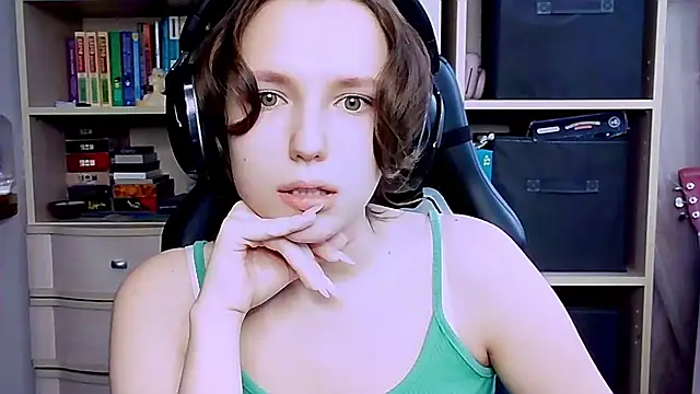 Snapshot of Diana-back chatting on 11, 10, 2025 Diana-back online show from 11, 10, 2025