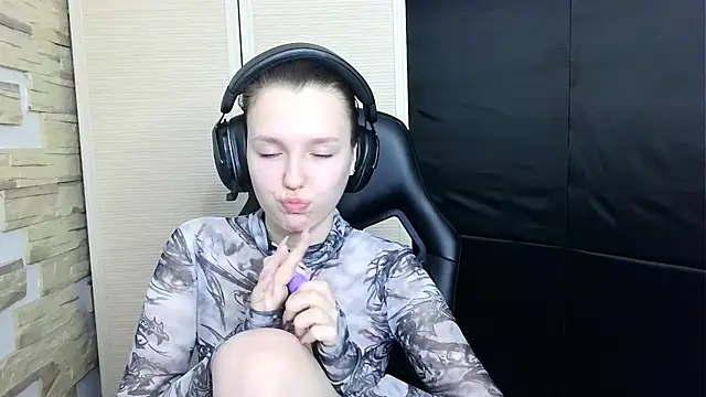 Snapshot of Diana-back chatting on 12, 11, 2025 Diana-back online show from 12, 11, 2025