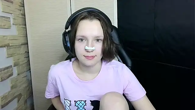 Snapshot of Diana-back chatting on 13, 11, 2025 Diana-back online show from 13, 11, 2025