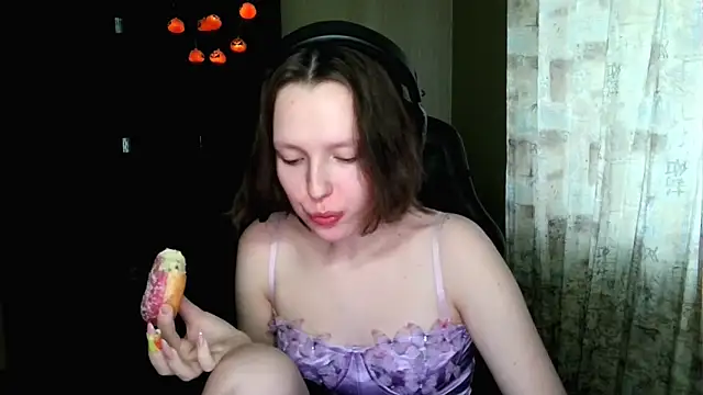 Snapshot of Diana-back chatting on 21, 12, 2025 Diana-back online show from 21, 12, 2025