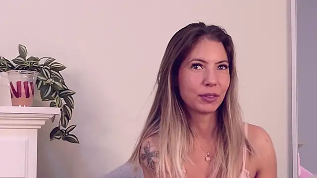 Snapshot of CassieMiles chatting on 18, 11, 2025 CassieMiles online show from 18, 11, 2025