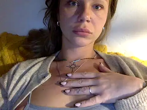 Snapshot of MiraLuna chatting on 9, 10, 2025 MiraLuna online show from 9, 10, 2025