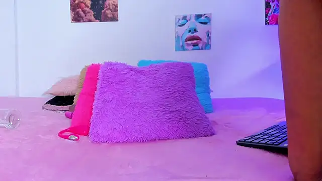 Snapshot of debbie_hans chatting on 5, 12, 2025 debbie hans online show from 5, 12, 2025