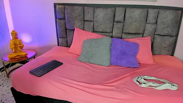 Xiomara Stwart online show from 6, 10, 2025