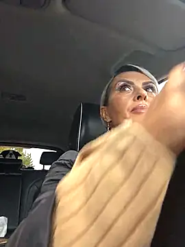 KirraWhite online show from 26, 10, 2025