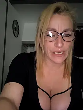 Snapshot of Fifi83Bell chatting on 13, 4, 2026 Fifi83Bell online show from 13, 4, 2026