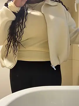 nanaisbackk online show from 17, 12, 2025