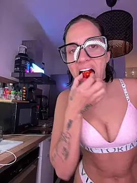 Snapshot of LaPetiteKim chatting on 15, 4, 2026 LaPetiteKim online show from 15, 4, 2026