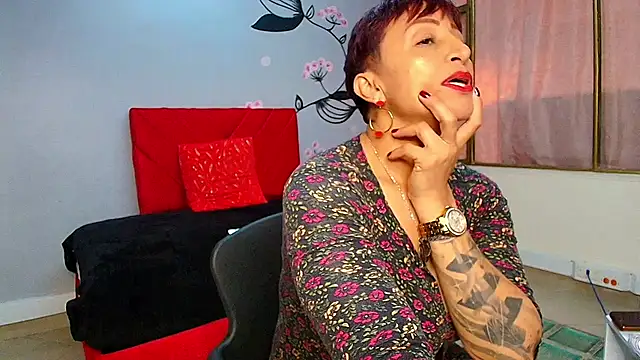 Snapshot of Charlotte__Gray chatting on 5, 10, 2025 Charlotte Gray online show from 5, 10, 2025