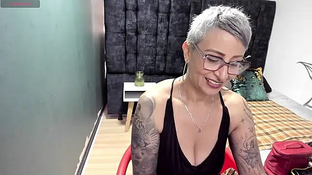 Snapshot of Charlotte__Gray chatting on 13, 12, 2025 Charlotte Gray online show from 13, 12, 2025