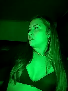 Snapshot of AlannadeLuna chatting on 15, 12, 2025 AlannadeLuna online show from 15, 12, 2025