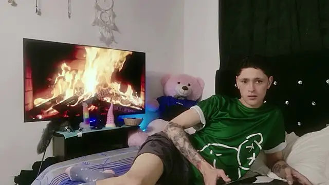 Snapshot of Tyler_cat chatting on 10, 10, 2025 Tyler cat online show from 10, 10, 2025