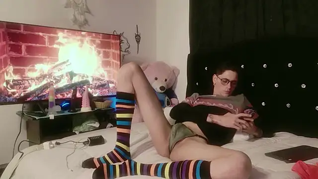 Snapshot of Tyler_cat chatting on 5, 11, 2025 Tyler cat online show from 5, 11, 2025