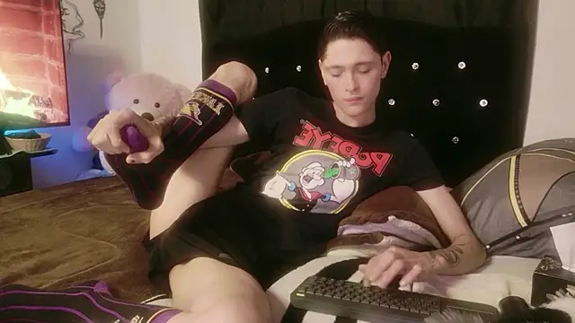 Snapshot of Tyler_cat chatting on 14, 11, 2025 Tyler cat online show from 14, 11, 2025