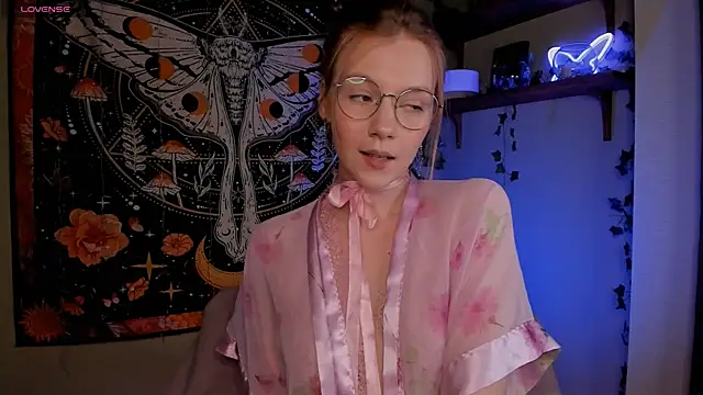 Snapshot of lyra_thenymph chatting on 18, 10, 2025 lyra thenymph online show from 18, 10, 2025