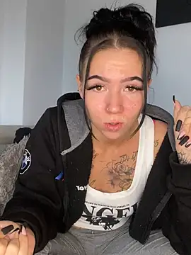 Snapshot of YoungZoexx chatting on 28, 10, 2025 YoungZoexx online show from 28, 10, 2025