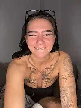 Snapshot of YoungZoexx chatting on 4, 11, 2025 YoungZoexx online show from 4, 11, 2025