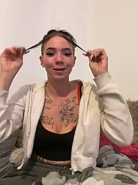 Snapshot of YoungZoexx chatting on 10, 11, 2025 YoungZoexx online show from 10, 11, 2025