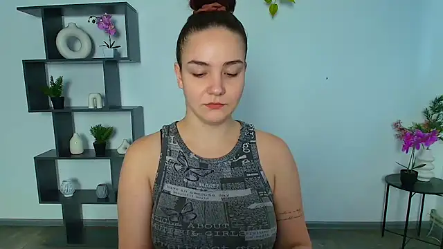 Snapshot of OliviaMontgommery chatting on 11, 11, 2025 OliviaMontgommery online show from 11, 11, 2025