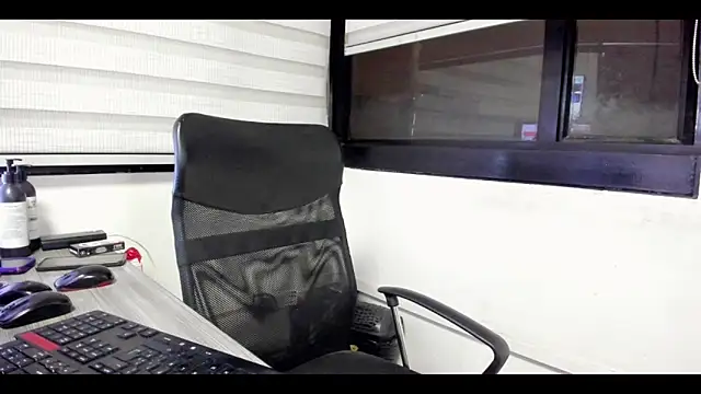 Snapshot of Xander_Taylor_ chatting on 24, 10, 2025 Xander Taylor online show from 24, 10, 2025