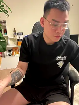 Snapshot of latava chatting on 4, 12, 2025 latava online show from 4, 12, 2025