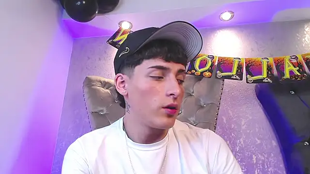 MateoMitchell online show from 18, 10, 2025