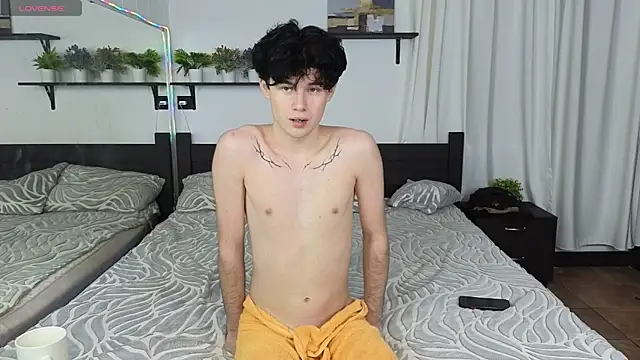 Snapshot of Cute_Mike chatting on 15, 11, 2025 Cute Mike online show from 15, 11, 2025