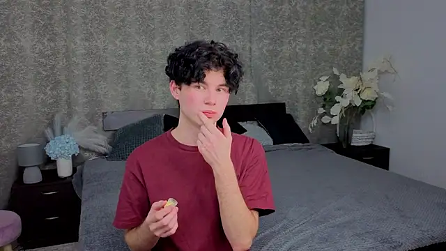 Snapshot of Cute_Mike chatting on 19, 11, 2025 Cute Mike online show from 19, 11, 2025