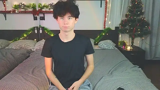 Snapshot of Cute_Mike chatting on 14, 12, 2025 Cute Mike online show from 14, 12, 2025