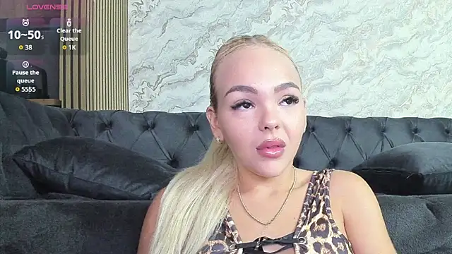 Snapshot of Daisy_Abby03 chatting on 11, 10, 2025 Daisy Abby03 online show from 11, 10, 2025