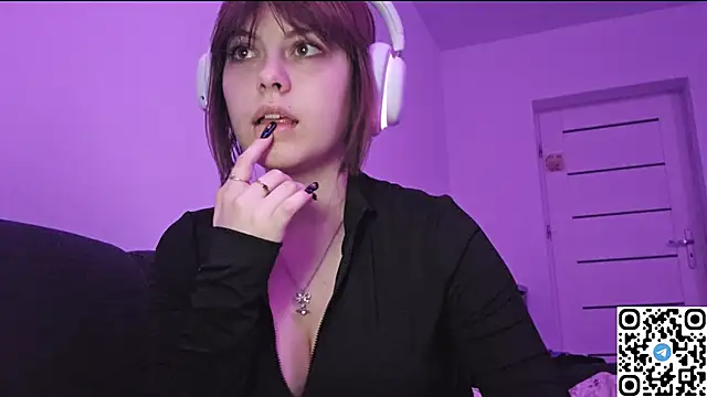 Snapshot of KristiBloom chatting on 2, 11, 2025 KristiBloom online show from 2, 11, 2025