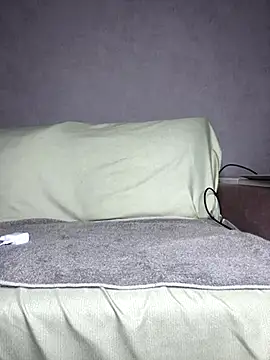 Snapshot of LaraVoosh chatting on 7, 11, 2025 LaraVoosh online show from 7, 11, 2025