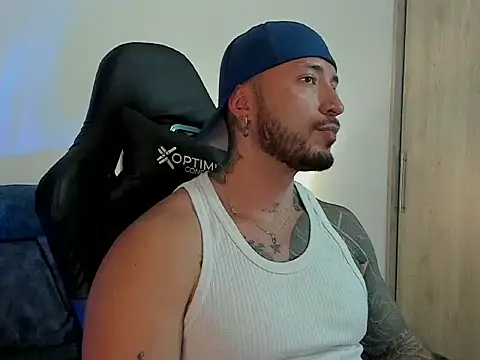 Snapshot of Dave-Max01 chatting on 4, 11, 2025 Dave-Max01 online show from 4, 11, 2025