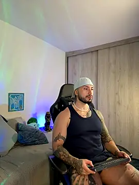 Snapshot of Dave-Max01 chatting on 11, 11, 2025 Dave-Max01 online show from 11, 11, 2025