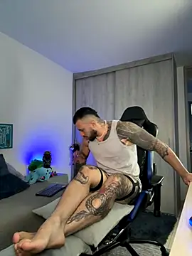 Snapshot of Dave-Max01 chatting on 21, 11, 2025 Dave-Max01 online show from 21, 11, 2025