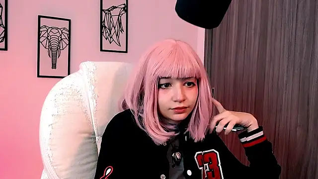 Snapshot of EmuOtori chatting on 9, 10, 2025 EmuOtori online show from 9, 10, 2025