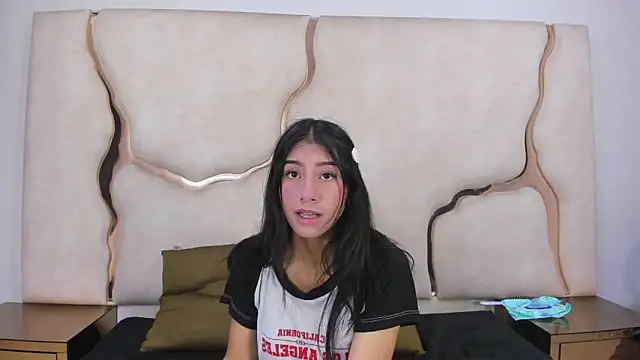 Snapshot of Mia_clark18 chatting on 5, 12, 2025 Mia clark18 online show from 5, 12, 2025