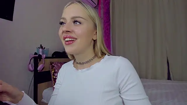 Snapshot of CeaneLino chatting on 7, 10, 2025 CeaneLino online show from 7, 10, 2025