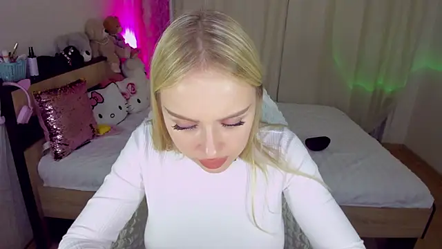 Snapshot of CeaneLino chatting on 9, 10, 2025 CeaneLino online show from 9, 10, 2025