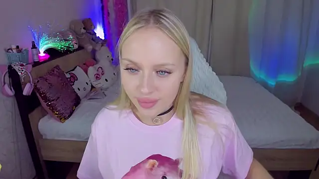 Snapshot of CeaneLino chatting on 12, 10, 2025 CeaneLino online show from 12, 10, 2025