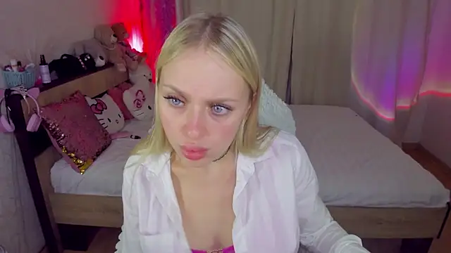 Snapshot of CeaneLino chatting on 14, 10, 2025 CeaneLino online show from 14, 10, 2025