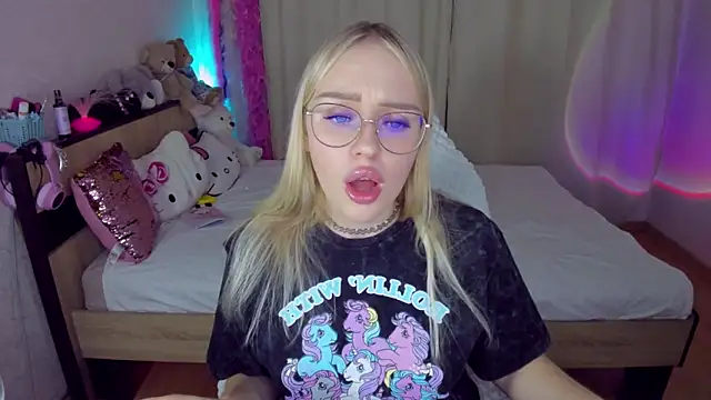 Snapshot of CeaneLino chatting on 18, 10, 2025 CeaneLino online show from 18, 10, 2025