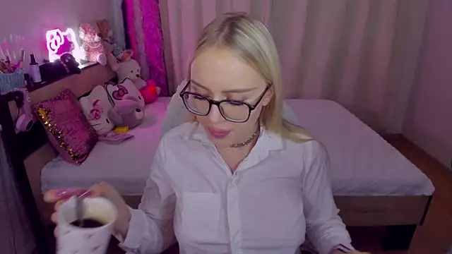 Snapshot of CeaneLino chatting on 23, 10, 2025 CeaneLino online show from 23, 10, 2025