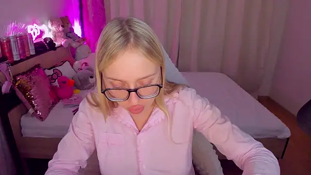 Snapshot of CeaneLino chatting on 25, 10, 2025 CeaneLino online show from 25, 10, 2025