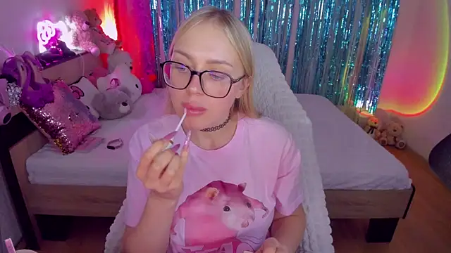 Snapshot of CeaneLino chatting on 28, 10, 2025 CeaneLino online show from 28, 10, 2025