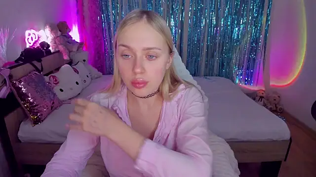 Snapshot of CeaneLino chatting on 6, 11, 2025 CeaneLino online show from 6, 11, 2025