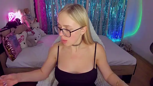 Snapshot of CeaneLino chatting on 7, 11, 2025 CeaneLino online show from 7, 11, 2025