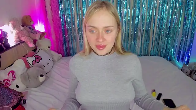 Snapshot of CeaneLino chatting on 11, 11, 2025 CeaneLino online show from 11, 11, 2025